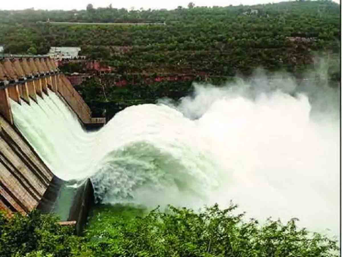 శ్రీశైలం ప్రాజెక్ట్‌కు కొన‌సాగుతున్న వ‌ర‌ద‌