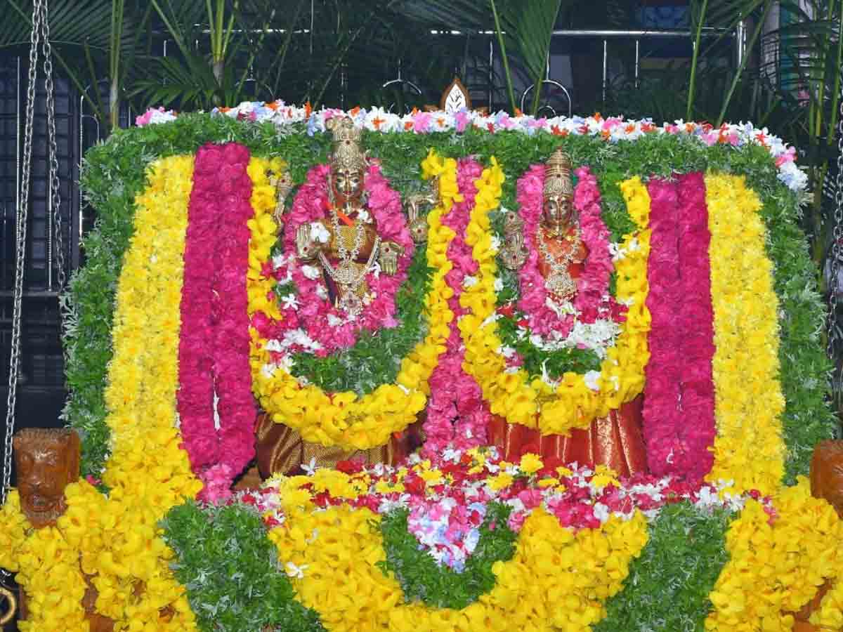 శ్రీశైల భ్రమరాంబ అమ్మవారికి మూలా నక్షత్ర పూజలు