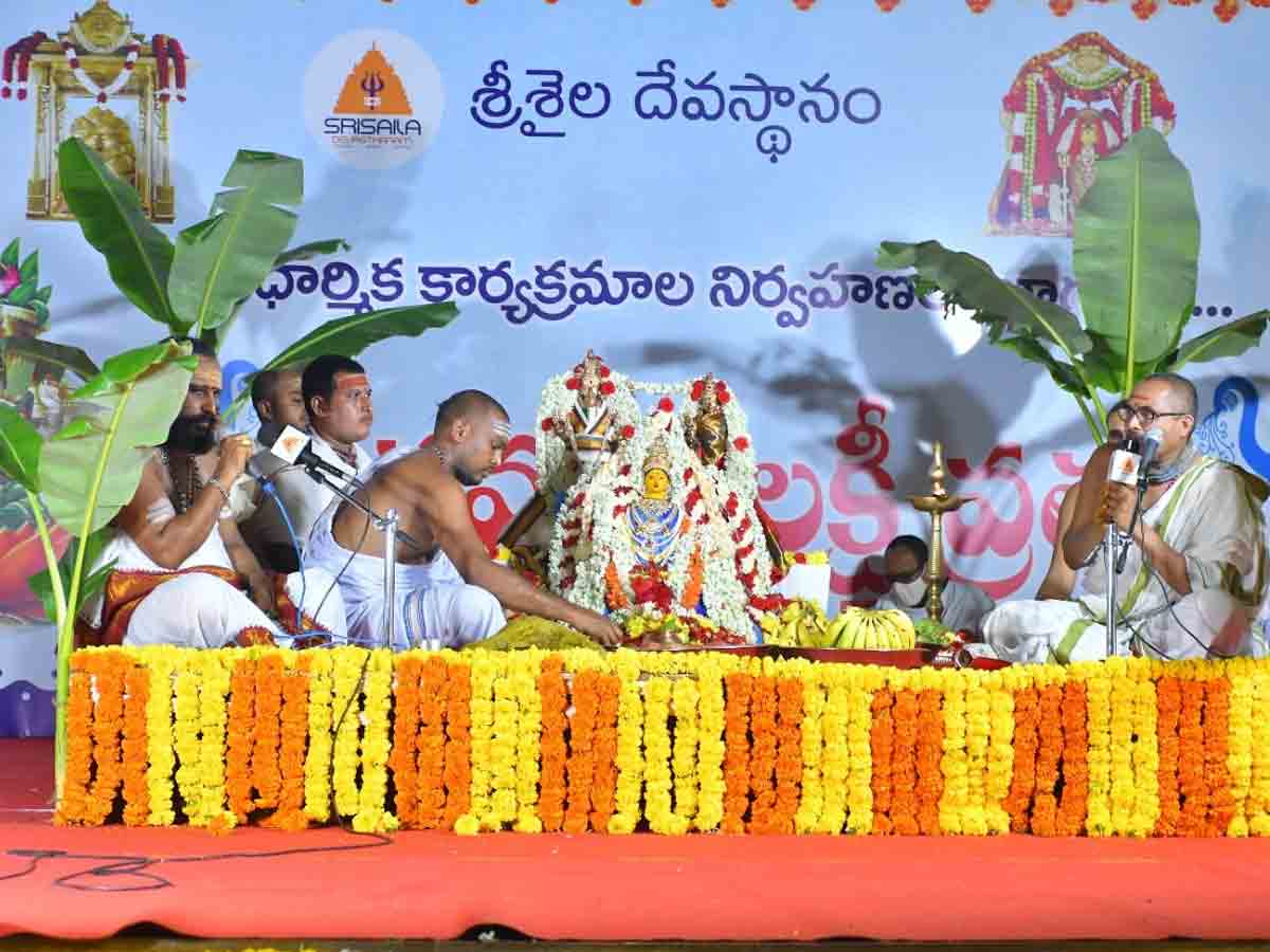 శ్రీశైలంలో ఘ‌నంగా సామూహిక వరలక్ష్మి వ్రతాలు