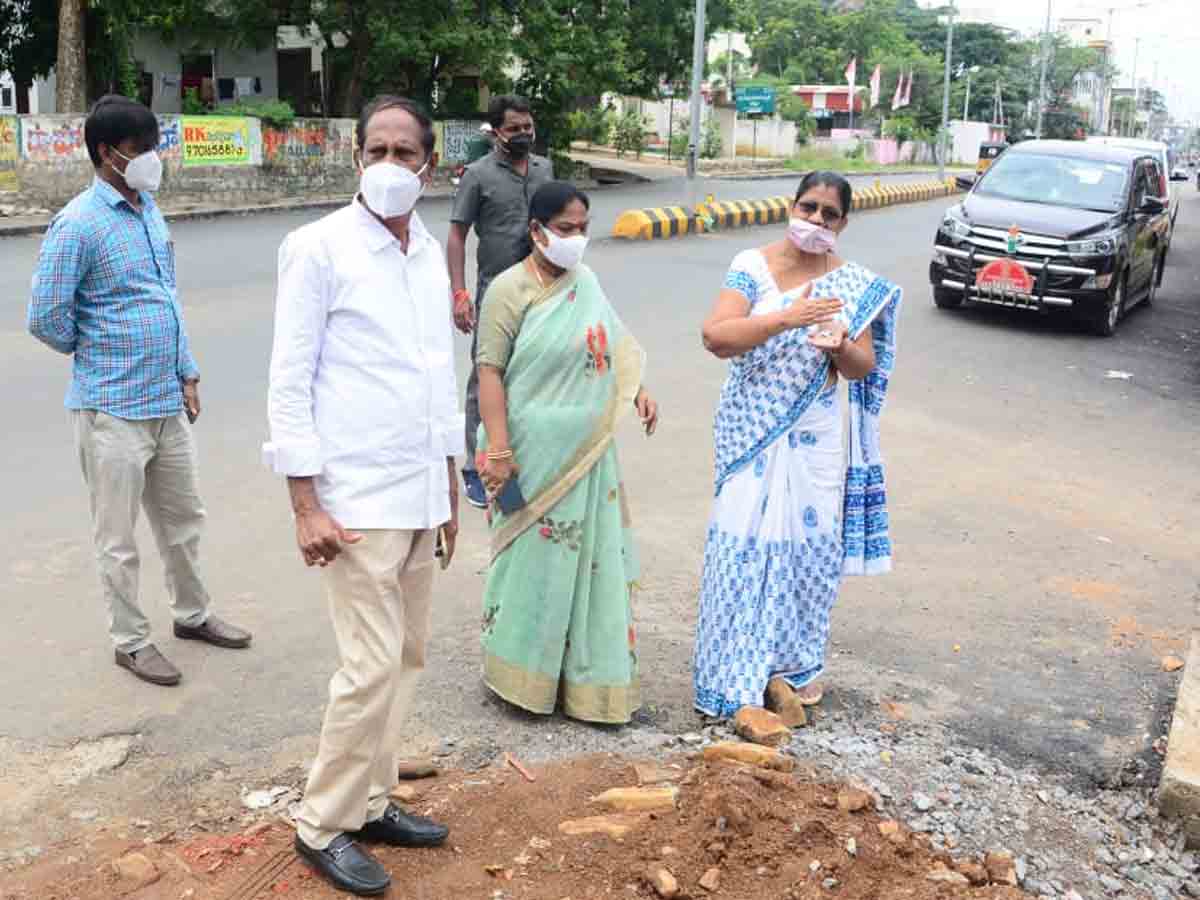 Khammam | పాఠశాలలో పారిశుధ్య పనులను పరిశీలించిన మేయర్…