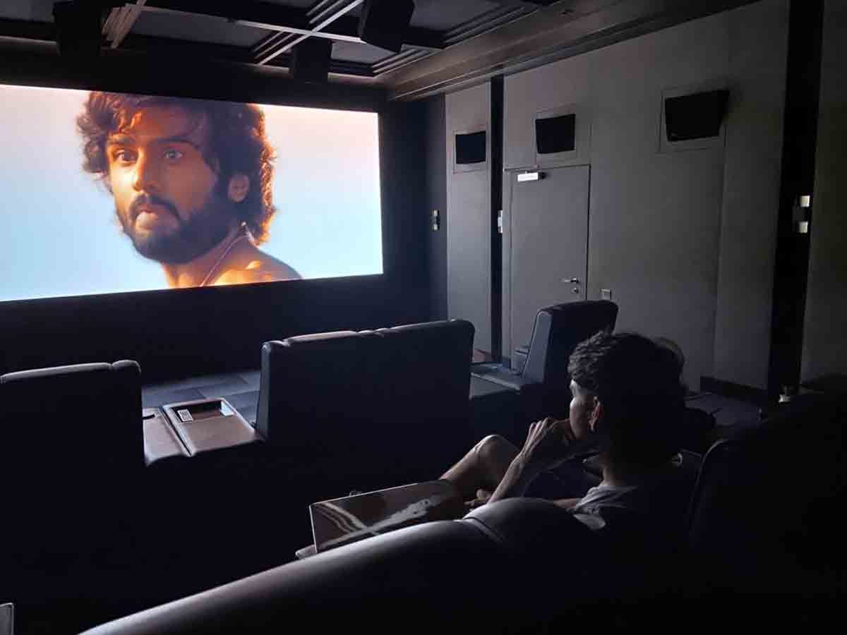 Mahesh: హోమ్ థియేట‌ర్‌లో సుధీర్ బాబు సినిమా చూసిన మ‌హేష్‌