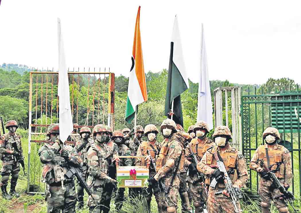 స్వీట్లు పంచుకొన్న భారత్‌, పాక్‌ సైనికులు