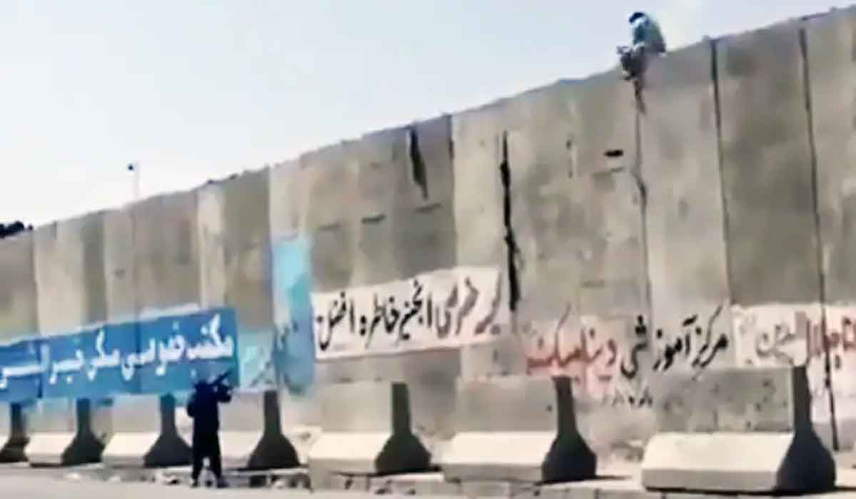 Afghanistan: ఆఫ్ఘ‌న్ పౌరుడిపై తాలిబ‌న్ ఫైరింగ్‌.. వీడియో