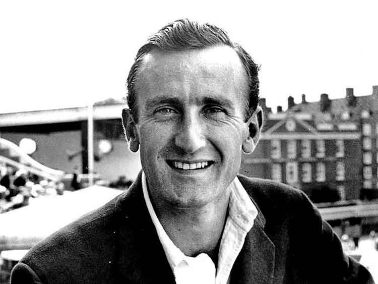 ఇంగ్లండ్‌ మాజీ కెప్టెన్‌ డెక్సర్‌ మృతి