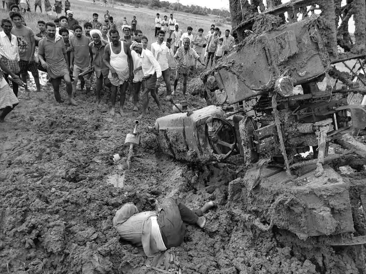 విషాదం : ట్రాక్టర్ బోల్తా..డ్రైవర్‌ మృతి