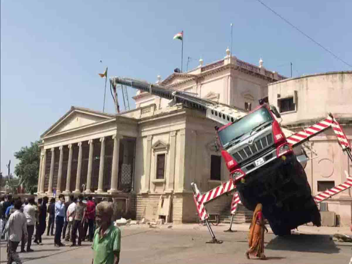 జాతీయ జెండా ఏర్పాటులో అపశృతి.. క్రేన్‌ ట్రాలీ విరిగి ముగ్గురు మృతి