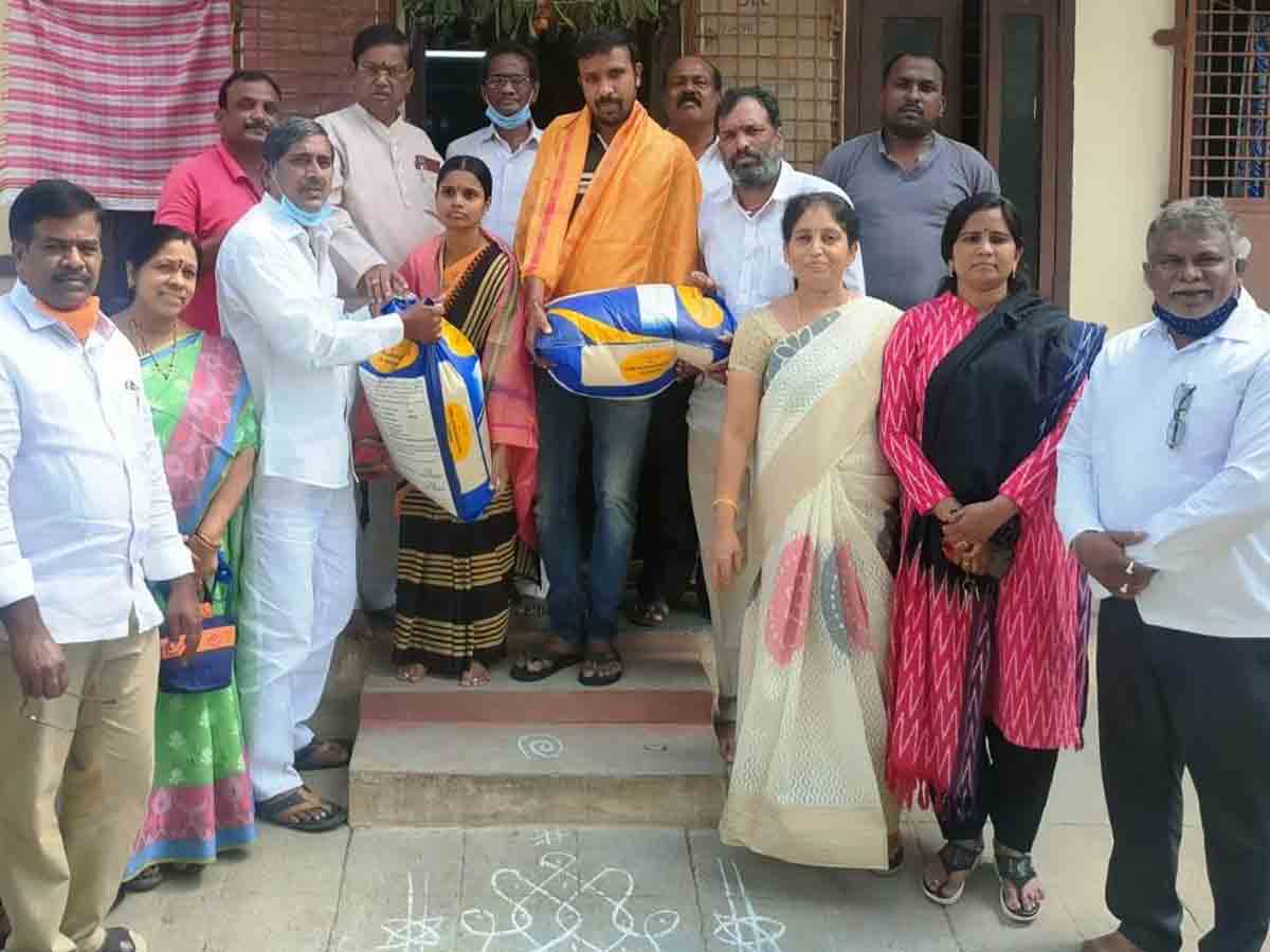 చేనేత కార్మికులకు నిత్యావసర వస్తువులను పంపిణీ…