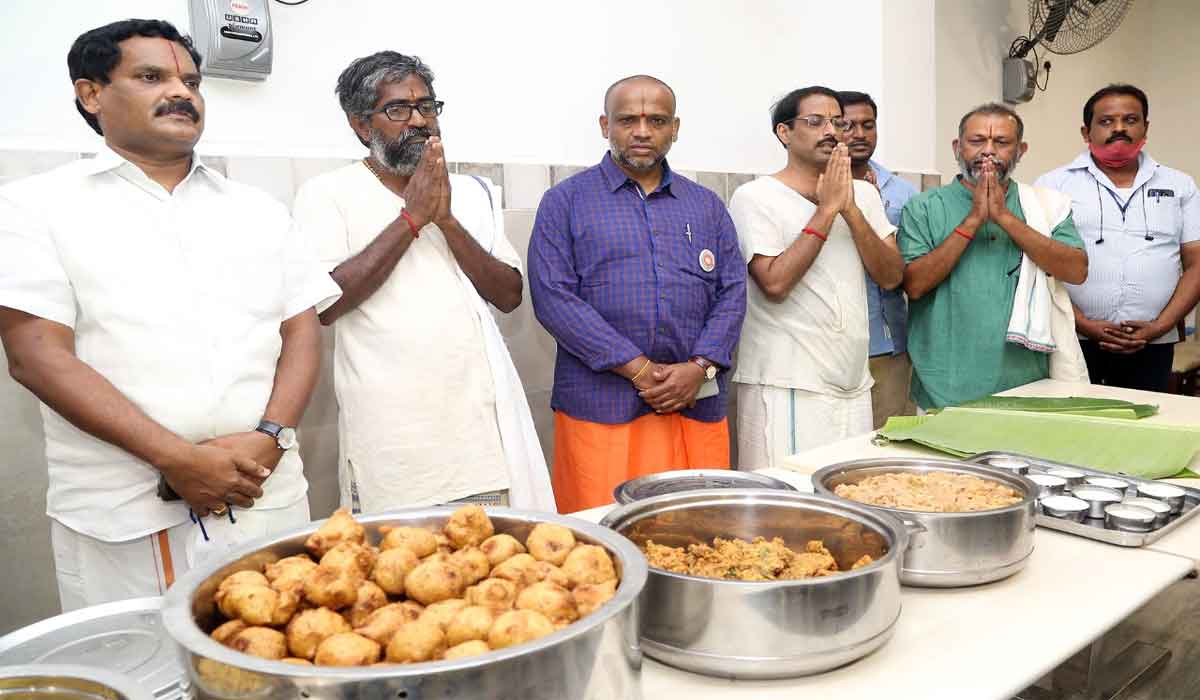 TTD  : సంప్రదాయ భోజన నిర్వహణపై వెనక్కి తగ్గిన టీటీడీ