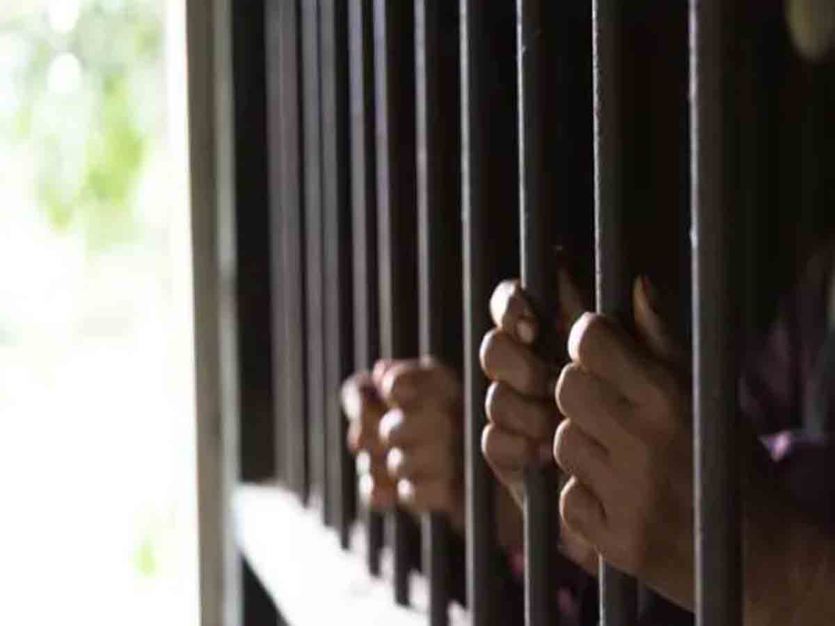 లైంగికదాడి నిందితులను నగ్నంగా గుంజీలు తీయించిన ఖైదీలు