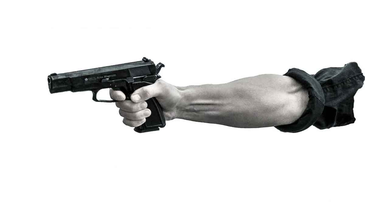 గ‌న్‌తో కాలేజీ ప్రిన్సిపాల్‌ను బెదిరించాడు..