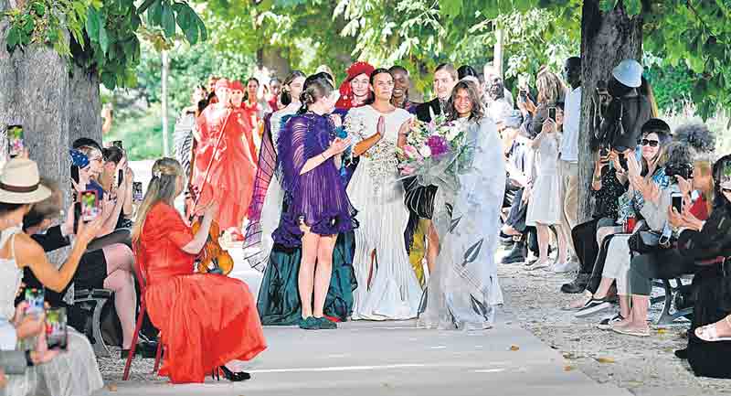 పారిస్‌లో ..ఫ్యాషన్‌ మహిళ