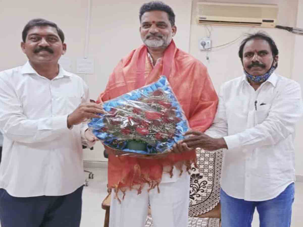 Kothagudem District | బీసీ కమీషన్ చైర్మన్‌ను కలిసిన కొత్తగూడెం జిల్లా బీసీ సంఘం నేతలు…