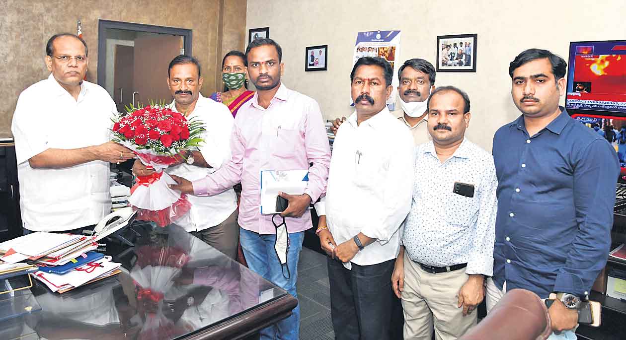 రెవెన్యూ ఉద్యోగుల బదిలీలకు ఐదు ఆప్షన్లు