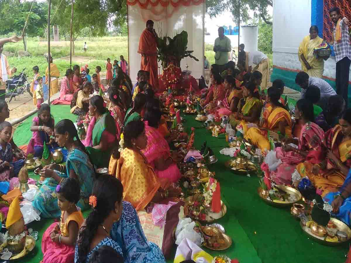 Varalaxmi Vratham | అమ్మవారికి మహిళల పూజలు, నైవేద్య నివేదనలు