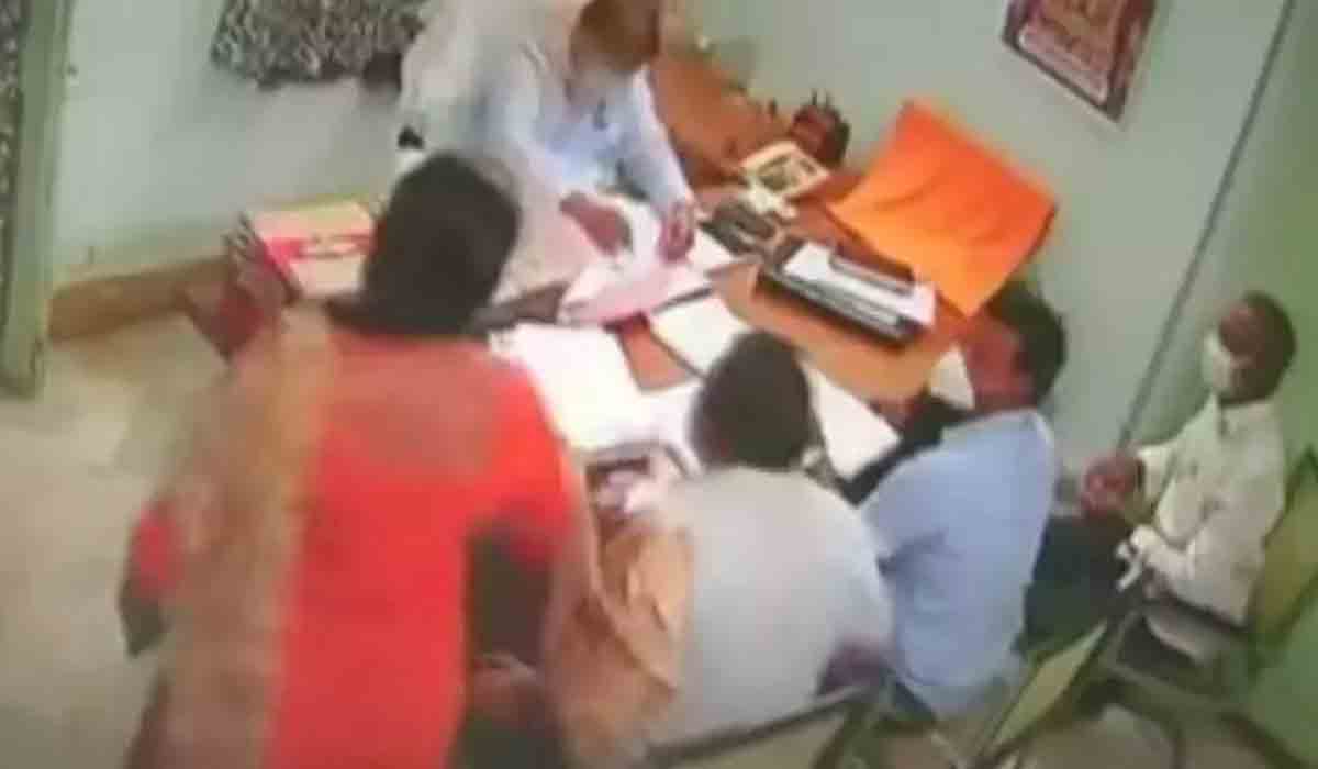 దేవాదాయ శాఖ డిప్యూటీ కమిషనర్పై అసిస్టెంట్ కమిషనర్ దాడి