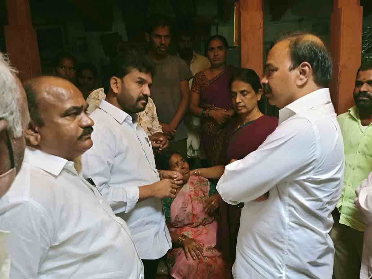 బాధిత కుటుంబాన్ని పరామర్శించిన మంత్రి సబితా ఇంద్రారెడ్డి