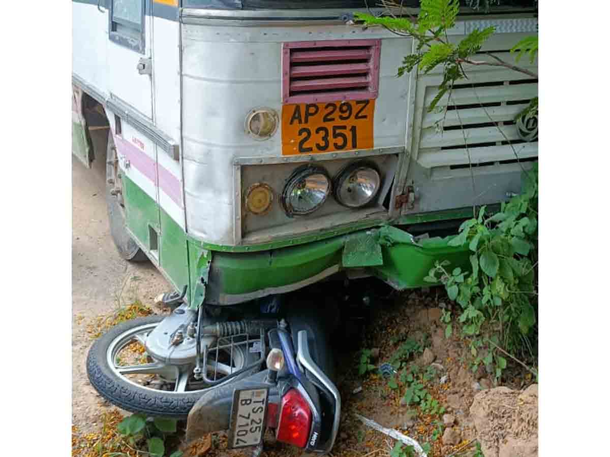 బైక్‌ను ఢీ కొట్లిన ఆర్టీసీ బస్సు..నలుగురికి తీవ్ర గాయాలు