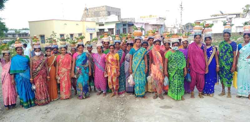 బోనమెత్తిన పల్లెలు..