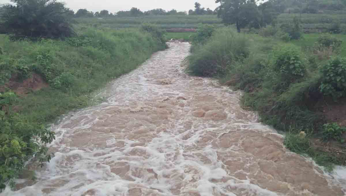 Heavy rainfall | కమ్మర్‌పల్లిలో భారీ వర్షం.. పొంగిన వాగులు..