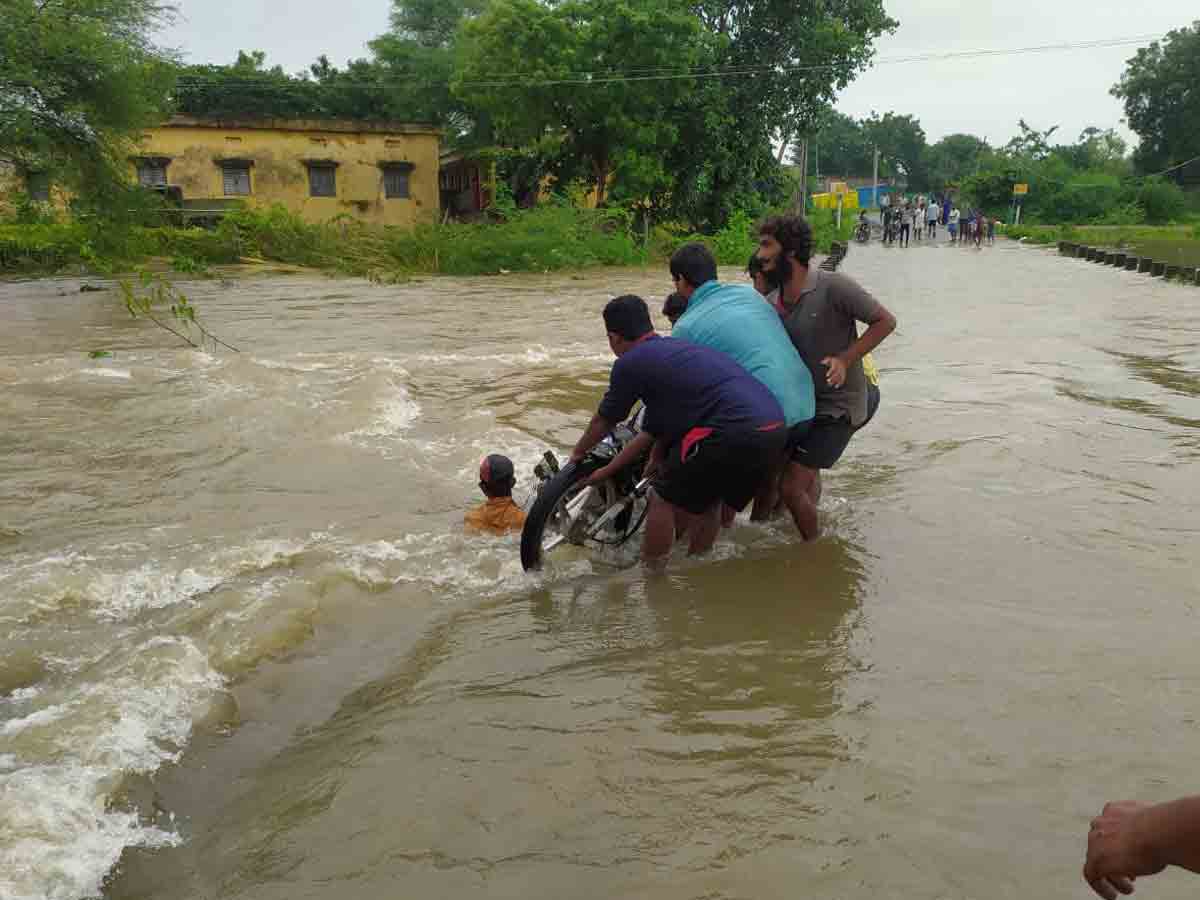 వరదలో చిక్కుకున్న బైక్‌..తల్లీ కొడుకు క్షేమం