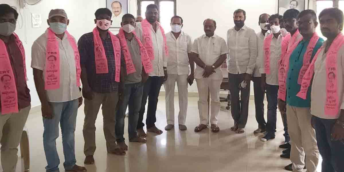 టీఆర్‌ఎస్‌లో చేరిన కాంగ్రెస్‌, బీజేపీ కార్యకర్తలు