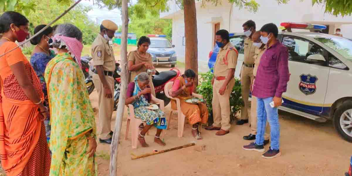 తల్లిని వదిలేసిన కొడుకులు..అక్కున చేర్చుకున్న పోలీసులు