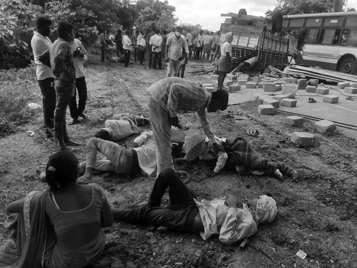 Road accident |బొలెరో వాహనం బోల్తా..పది మందికి గాయాలు