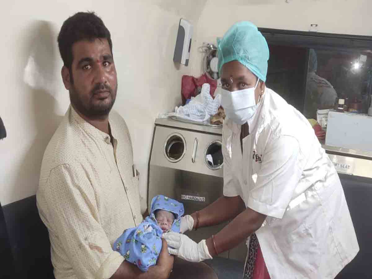 అంబులెన్స్ లోనే మహిళకు పురుడు పోసిన108 సిబ్బంది..