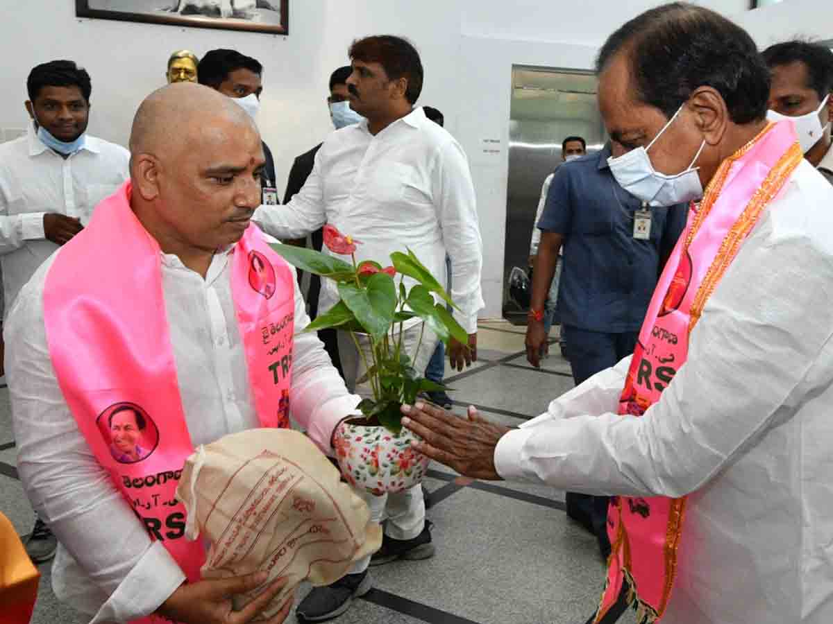 సీఎం కేసీఆర్ ఆశీర్వాదం తీసుకున్న వాసుదేవరెడ్డి