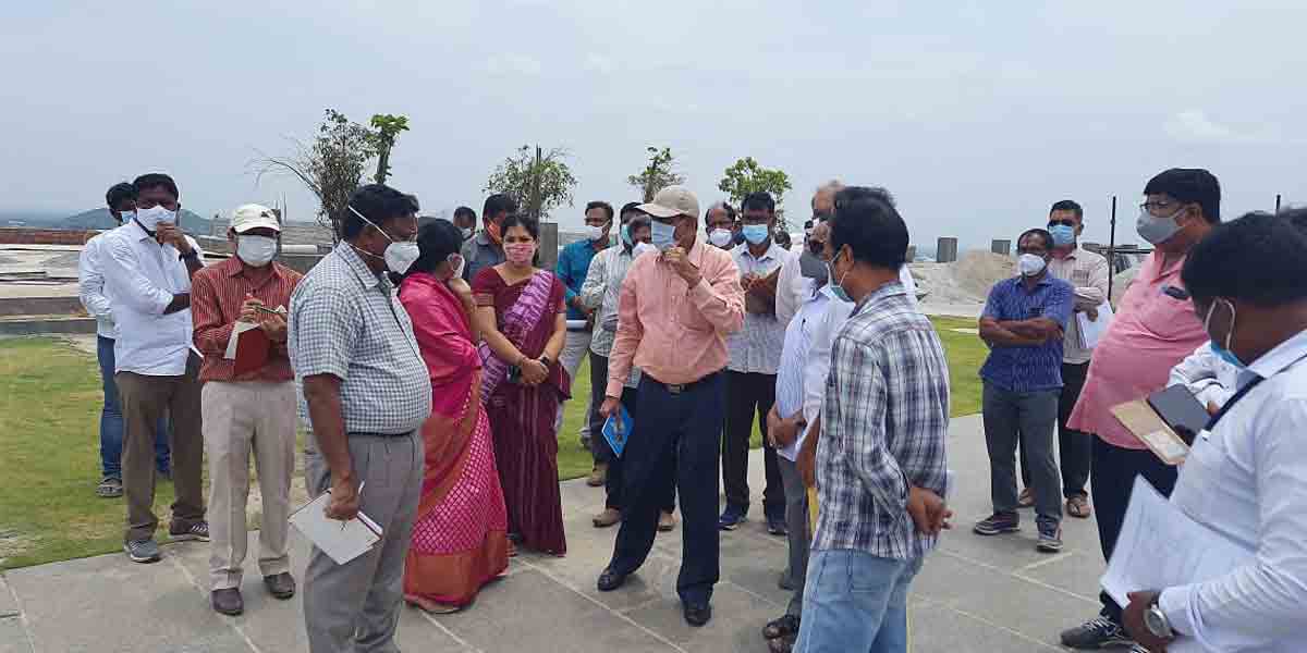 యాదాద్రి ఆలయ నిర్మాణ పనులను పరిశీలించిన సీఎంవో కార్యదర్శి