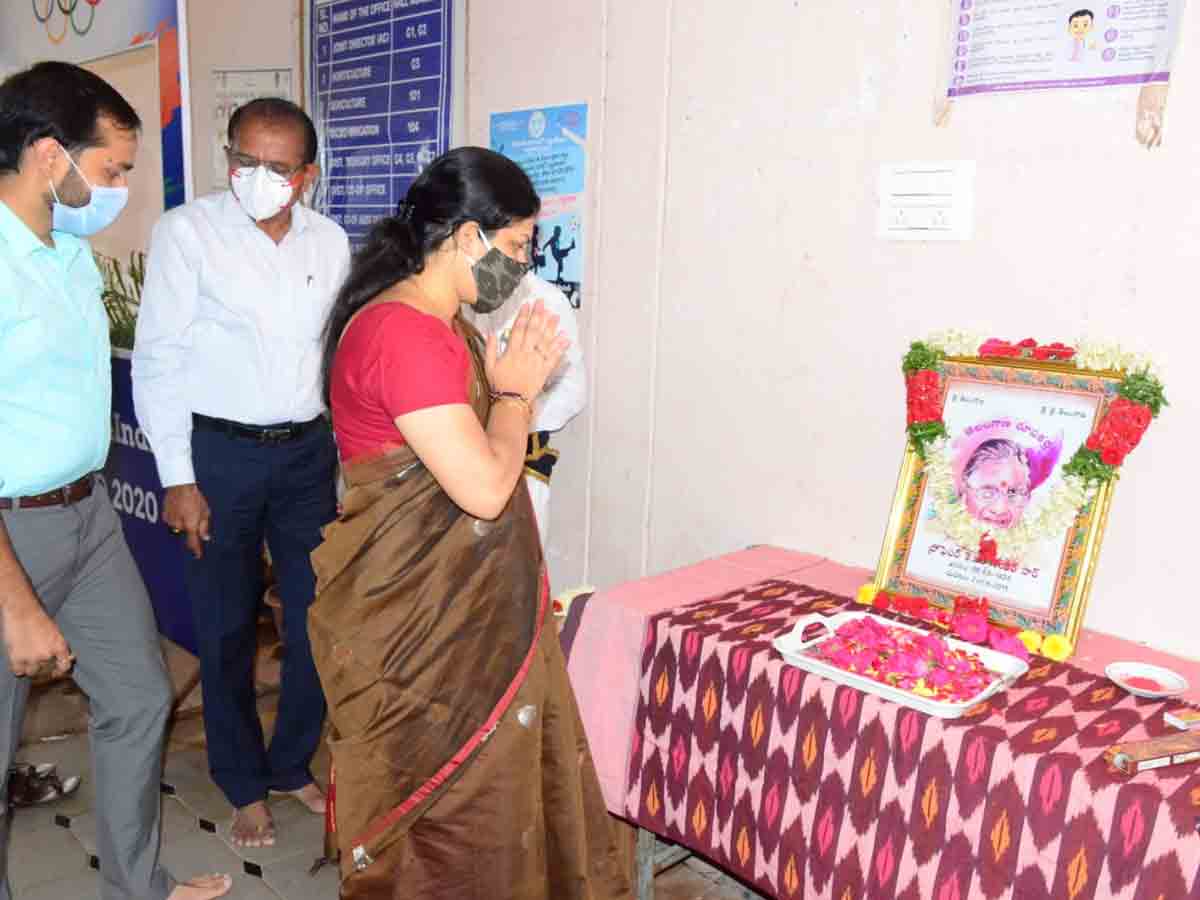 జయశంకర్‌ సార్‌కు నివాళులు అర్పించిన కలెక్టర్‌ పమేలా సత్పతి