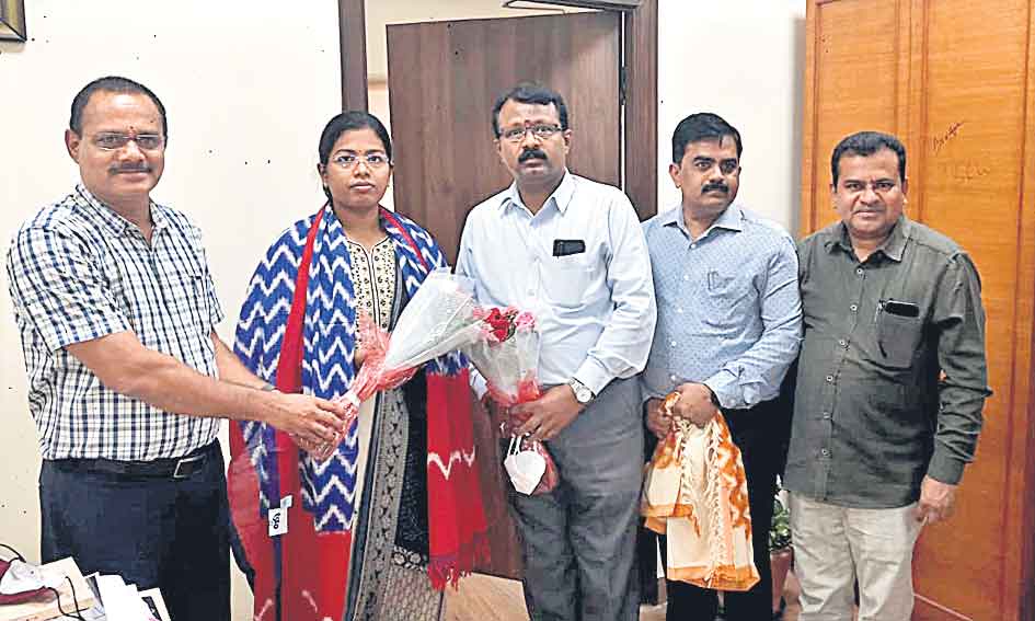 సివిల్స్‌ ర్యాంకర్‌ శ్రీజకు అభినందన