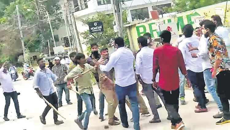 టీఆర్‌ఎస్వీపై కాంగ్రెస్‌ కార్యకర్తల దాడి