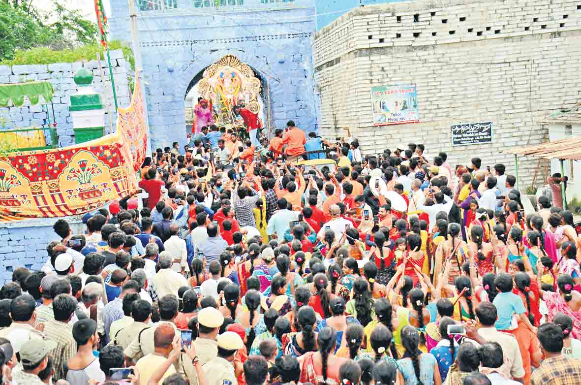 వేడుకగా.. వీడ్కోలు