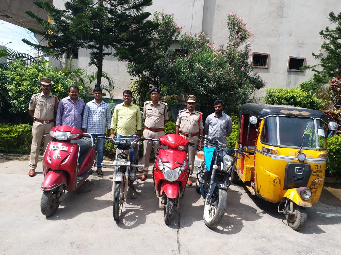 Hyderabad | ఇద్దరు దొంగల అరెస్ట్.. 4 బైకులు, 1 ఆటో స్వాధీనం