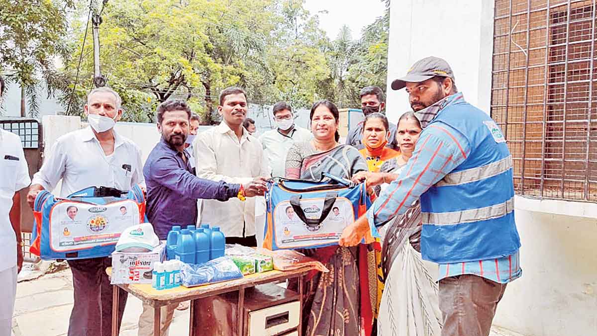 ఎంటమాలజీ సిబ్బందికి పీపీఈ కిట్ల్లు పంపిణీ