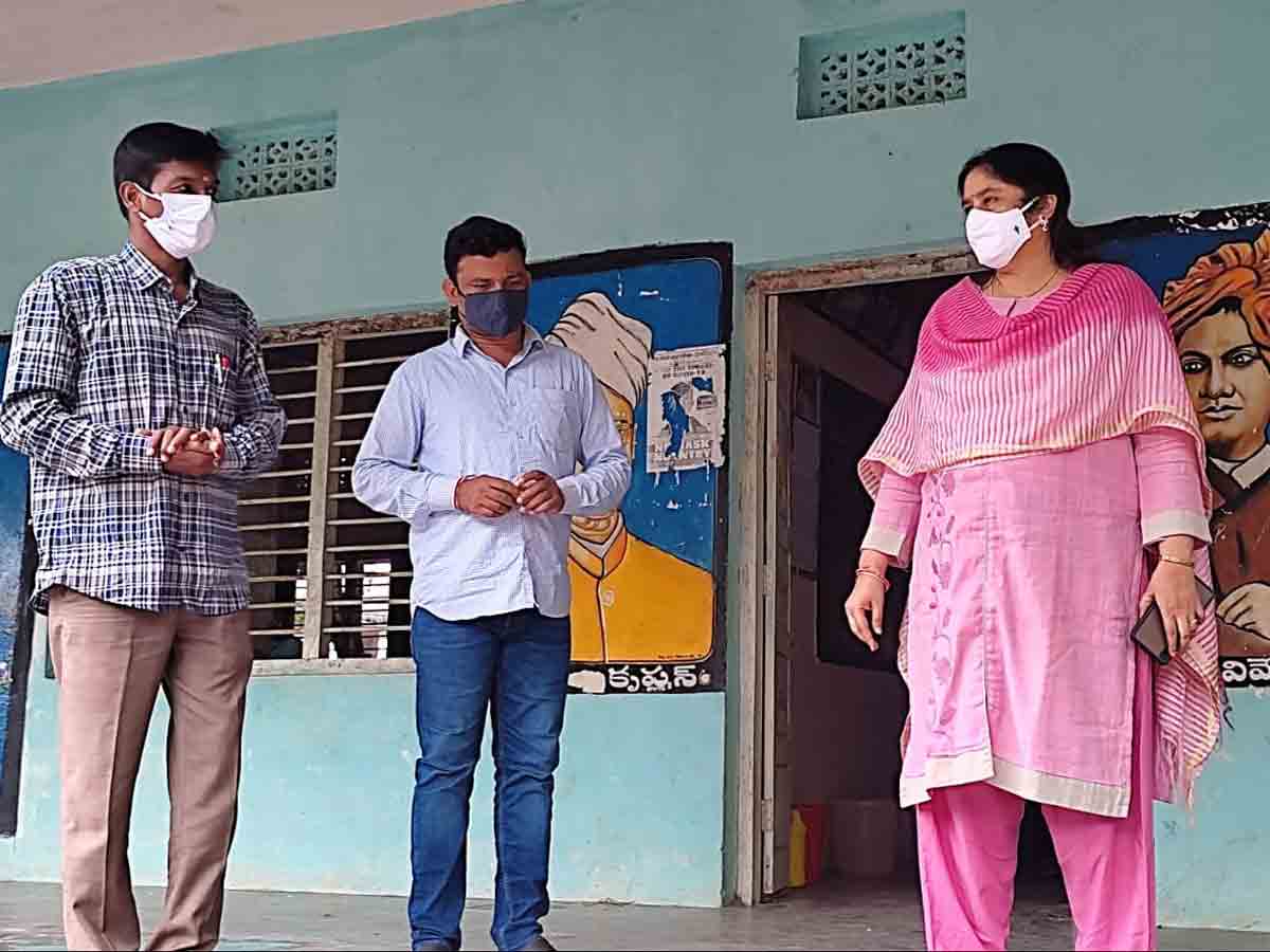 బ్యాగులు పట్టి, బడి బాట పట్టి.. ఎట్టకేలకు పాఠశాలలకు విద్యార్థులు