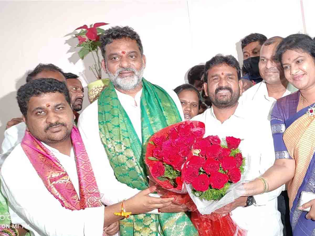 రాష్ట్ర బీసీ కమిషన్‌ చైర్మన్‌ వకులాభరణంకు సన్మానం