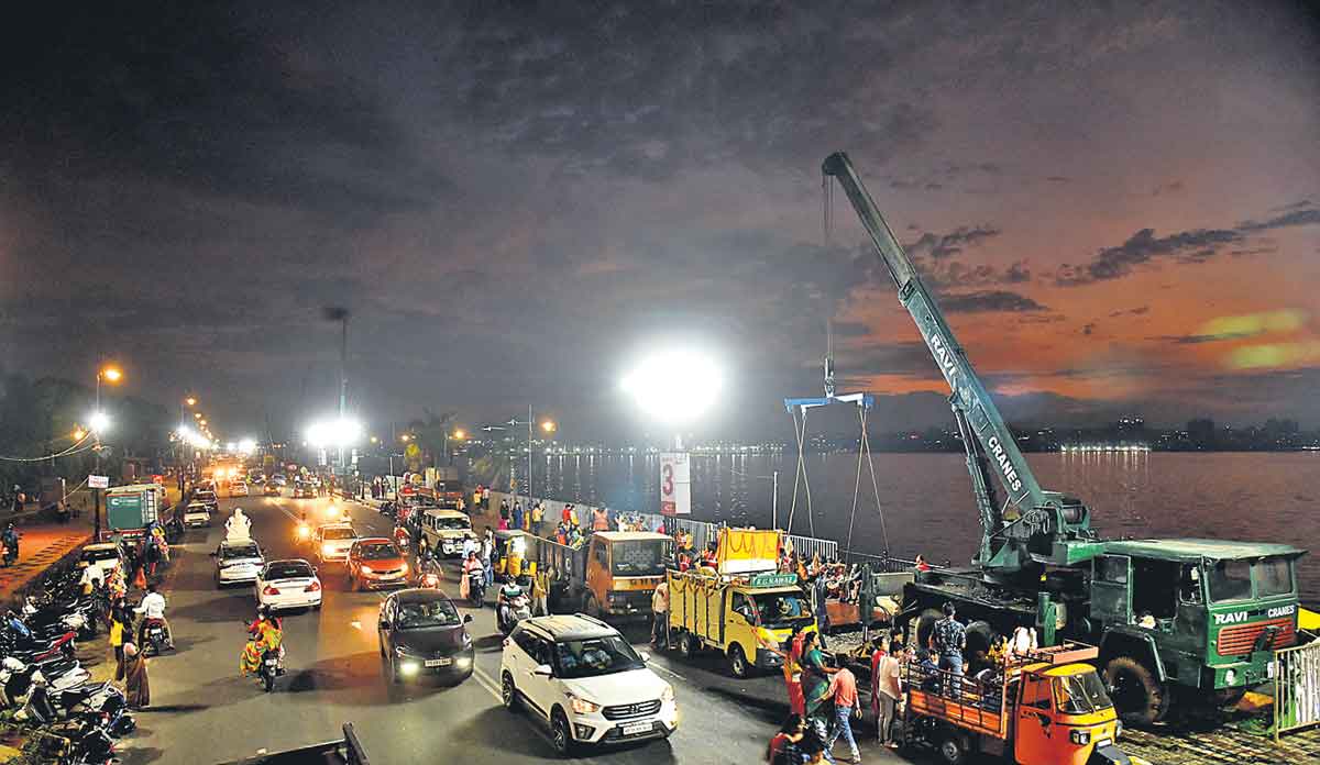 నేడు వినాయకుడి మహా నిమజ్జనం