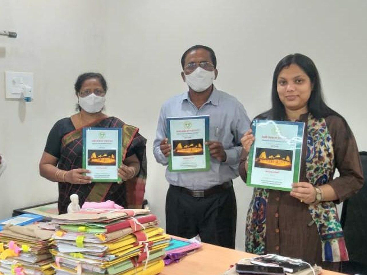 భువనగిరి కలెక్టరేట్: గణాంక పుస్తకాన్ని ఆవిష్కరించిన కలెక్టర్ పమేలాసత్పతి