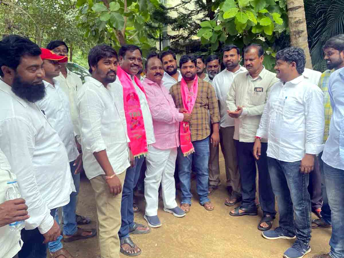 మోమిన్‌పేట మండలంలో టీఆర్‌ఎస్‌లో చేరిన కాంగ్రెస్ నాయకులు