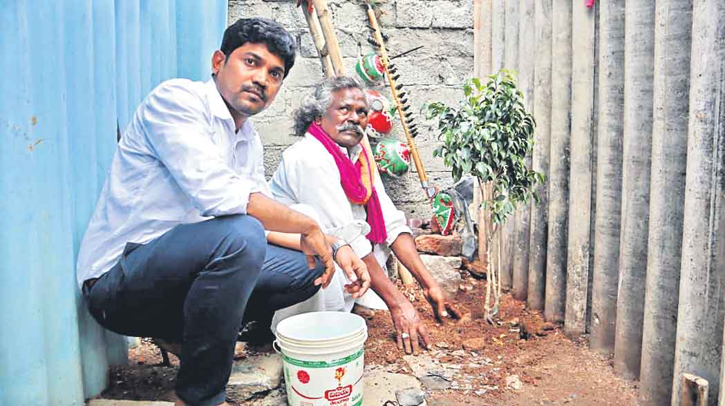 మొక్కలు నాటిన కిన్నెర కళాకారుడు మొగులయ్య