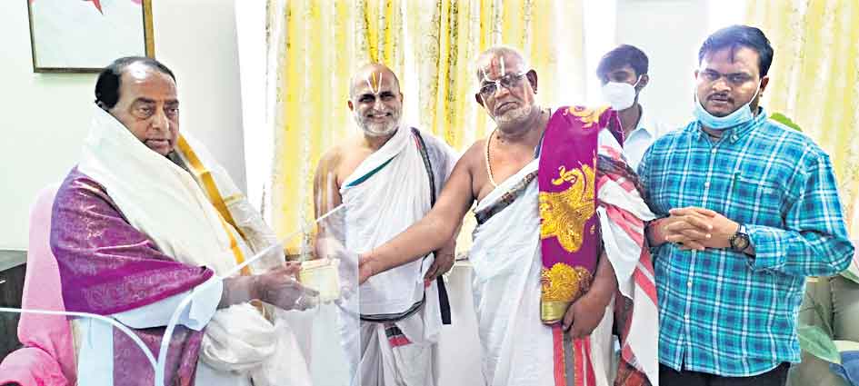 వంశపారంపర్య అర్చకుల సమస్యలు పరిష్కరిస్తాం