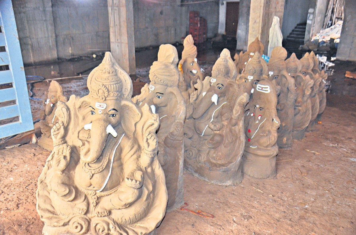 పర్యావరణ హితానికి సై .. మట్టి గణపతికి జై..