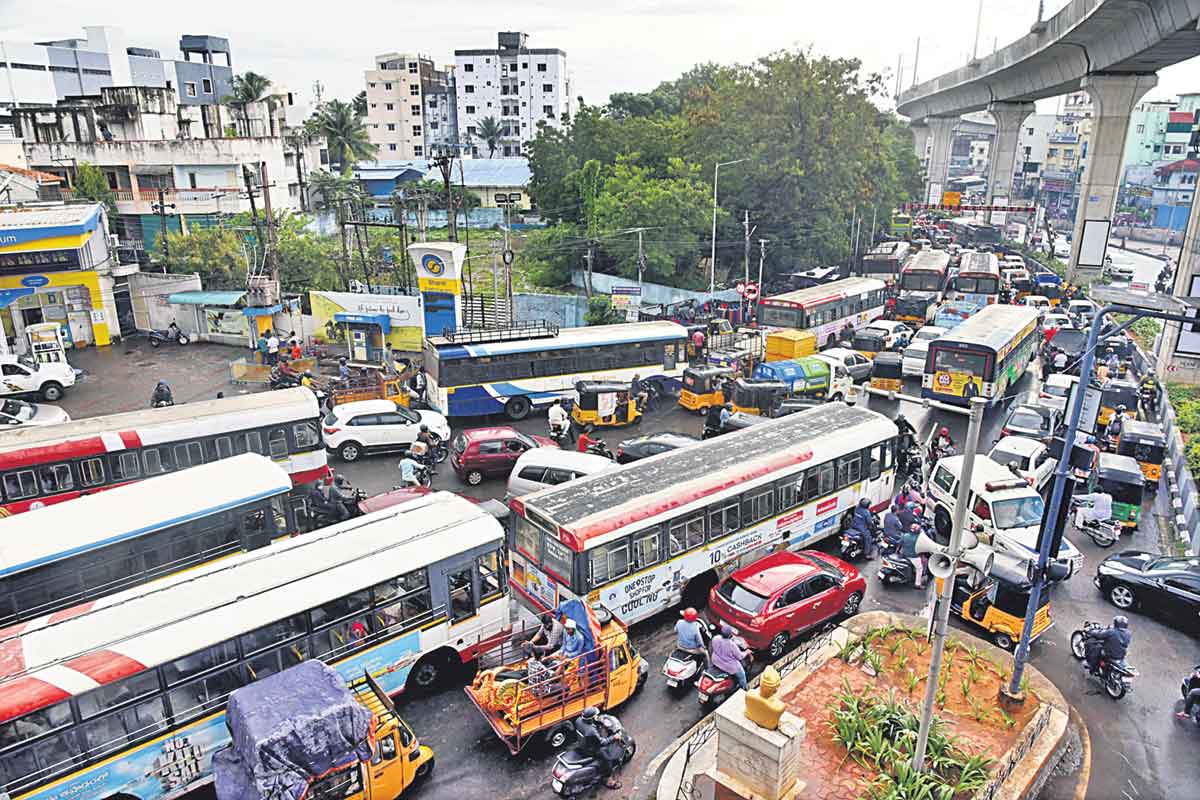 జలసంద్రం.. అతలాకుతలం