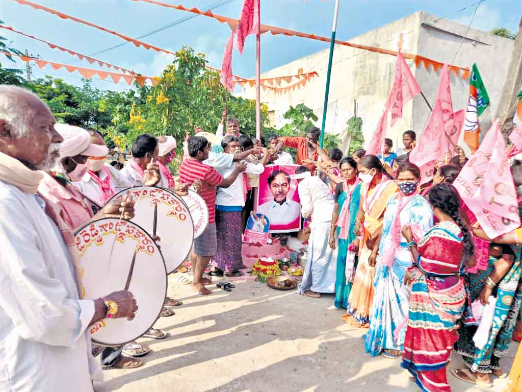 పైసలొచ్చిన వేళ.. దళితుల ఆనంద హేల