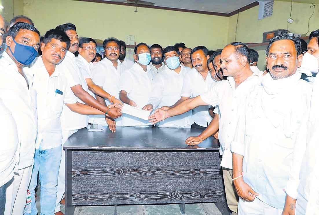 టీఆర్‌ఎస్‌కు జైకొట్టిన అడ్తిదారులు