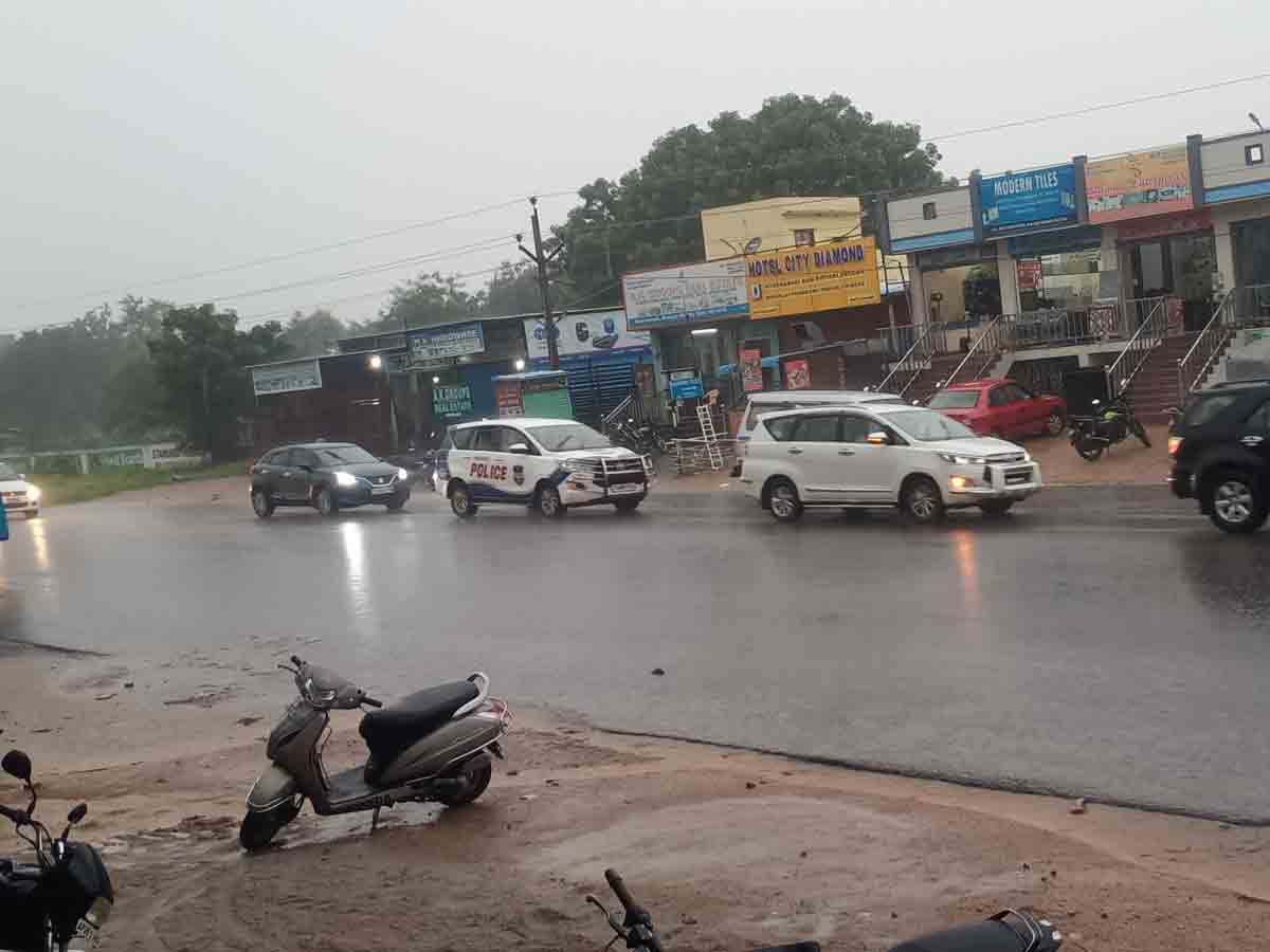 జోరు వాన.. జలమయమైన రోడ్లు