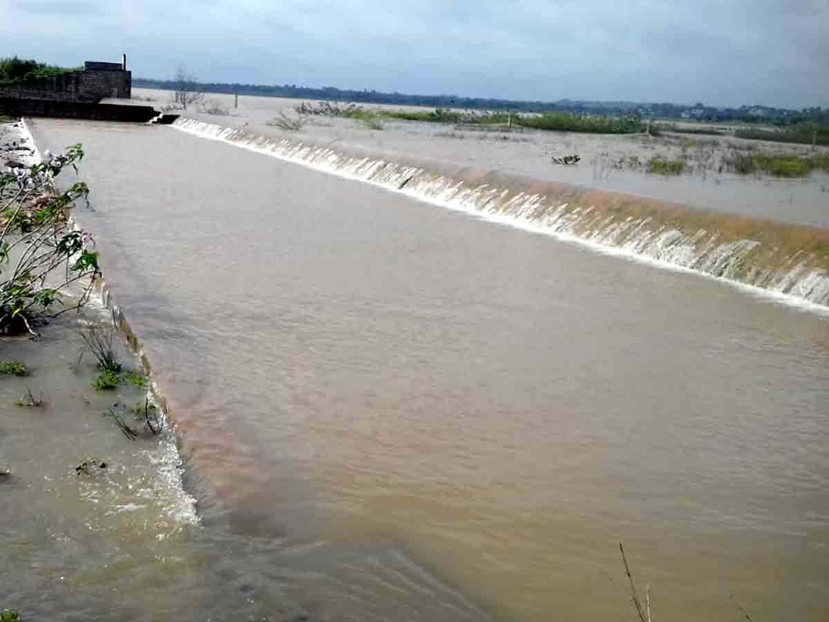 కుండపోత వాన.. అలుగు పారుతున్న నందివాగు