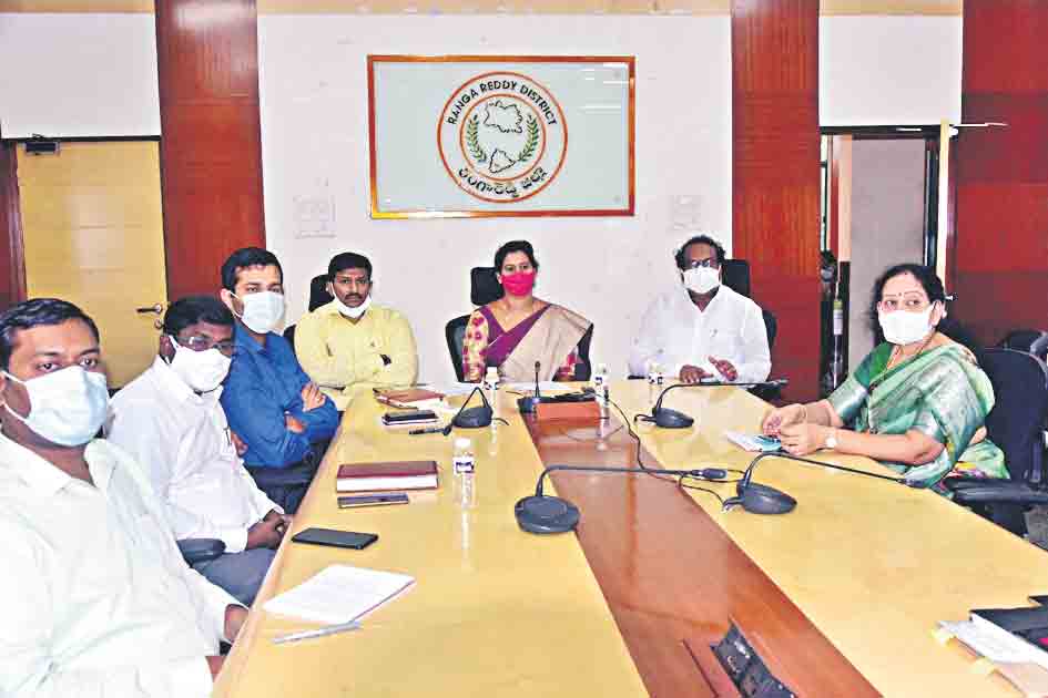 వంద శాతం వ్యాక్సినేషన్‌ పూర్తి చేయాలి